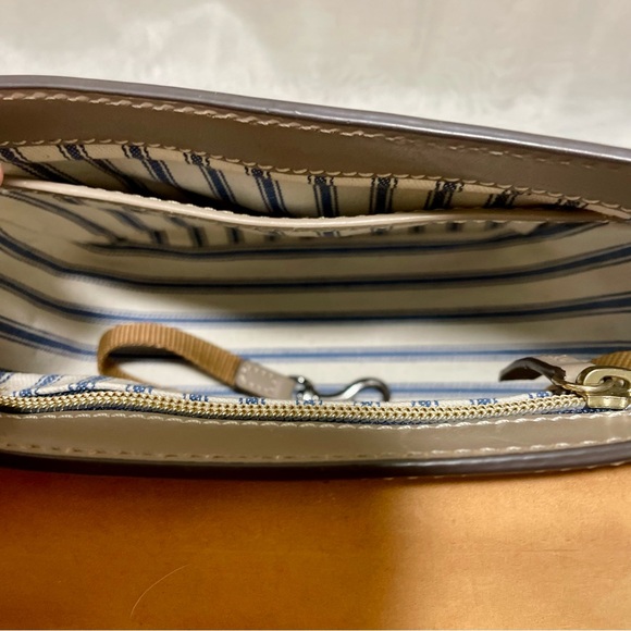 Dooney & Bourke Wexford Leather Saddle Crossbody Bag - Picture 12 of 15